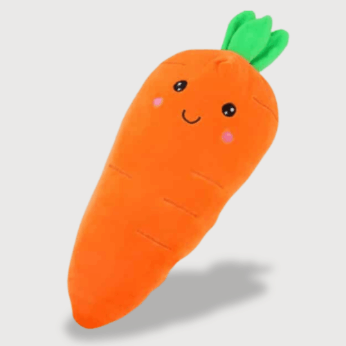 Doudou Gros Carotte Super Doux : Un doudou en forme de carotte orange avec des feuilles vertes et un visage souriant.
