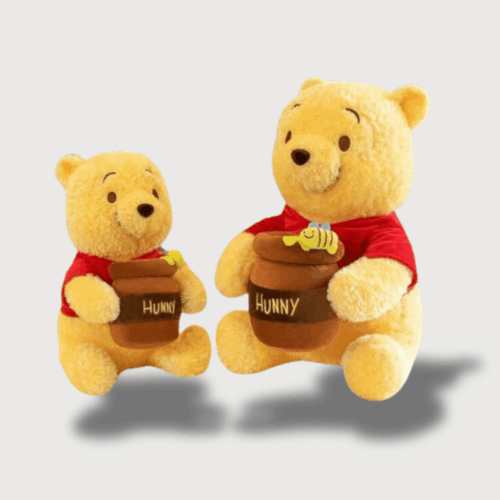 Doudou Winnie et son Pot de Miel, deux doudous Winnie tenant un pot de miel avec une abeille décorative au-dessus.