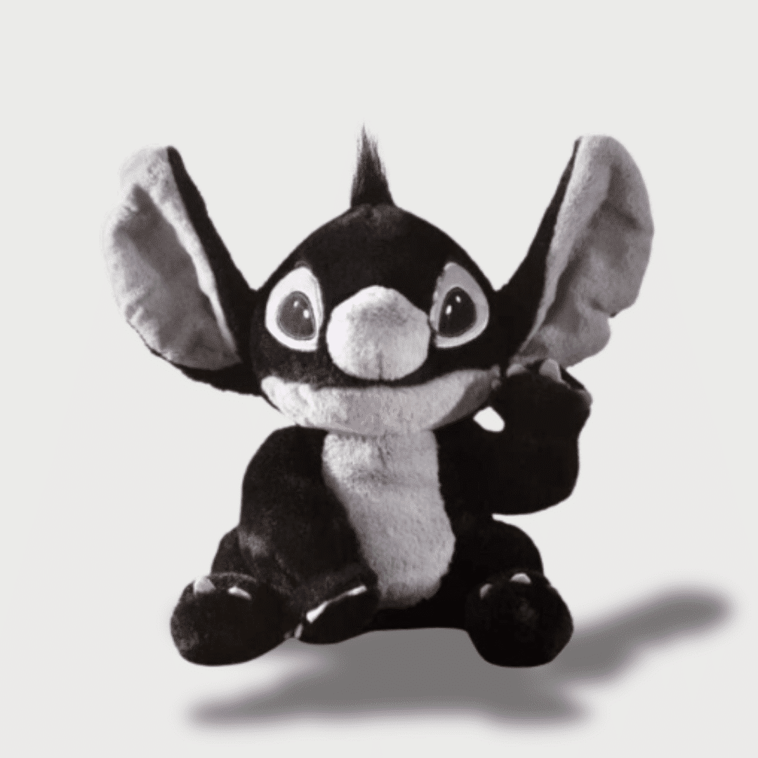 Doudou Stitch Noir 20 cm 1 Doudou Stitch Noir 20 cm : Un doudou Stitch noir et blanc, avec des grandes oreilles grises.