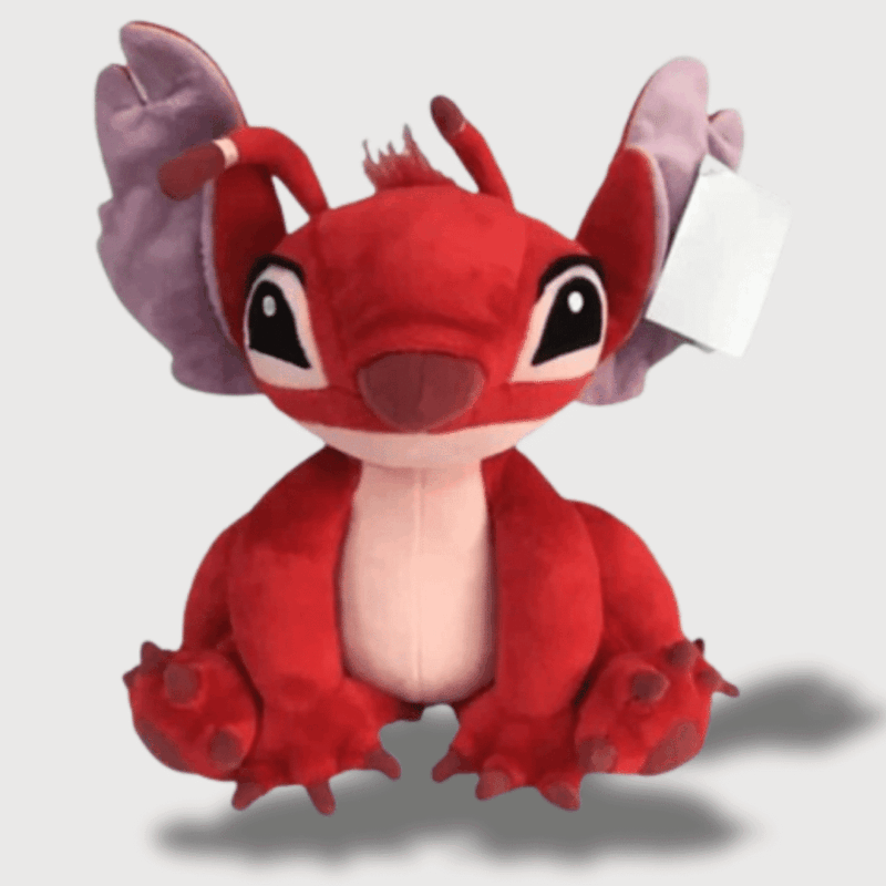 Doudou Stitch Rouge : Un doudou Stitch en rouge et beige, avec de grandes oreilles violettes, assis confortablement.