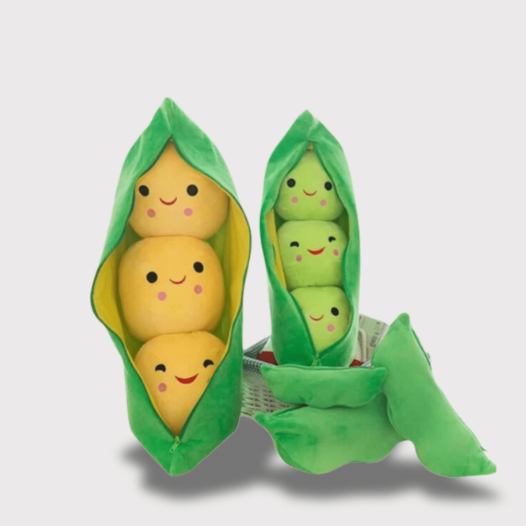 Doudou Kawaii en Forme de Pois 1 Doudou Kawaii en Forme de Pois : Deux doudous en forme de gousse de pois verts, contenant des petits pois jaunes et verts avec des visages souriants.