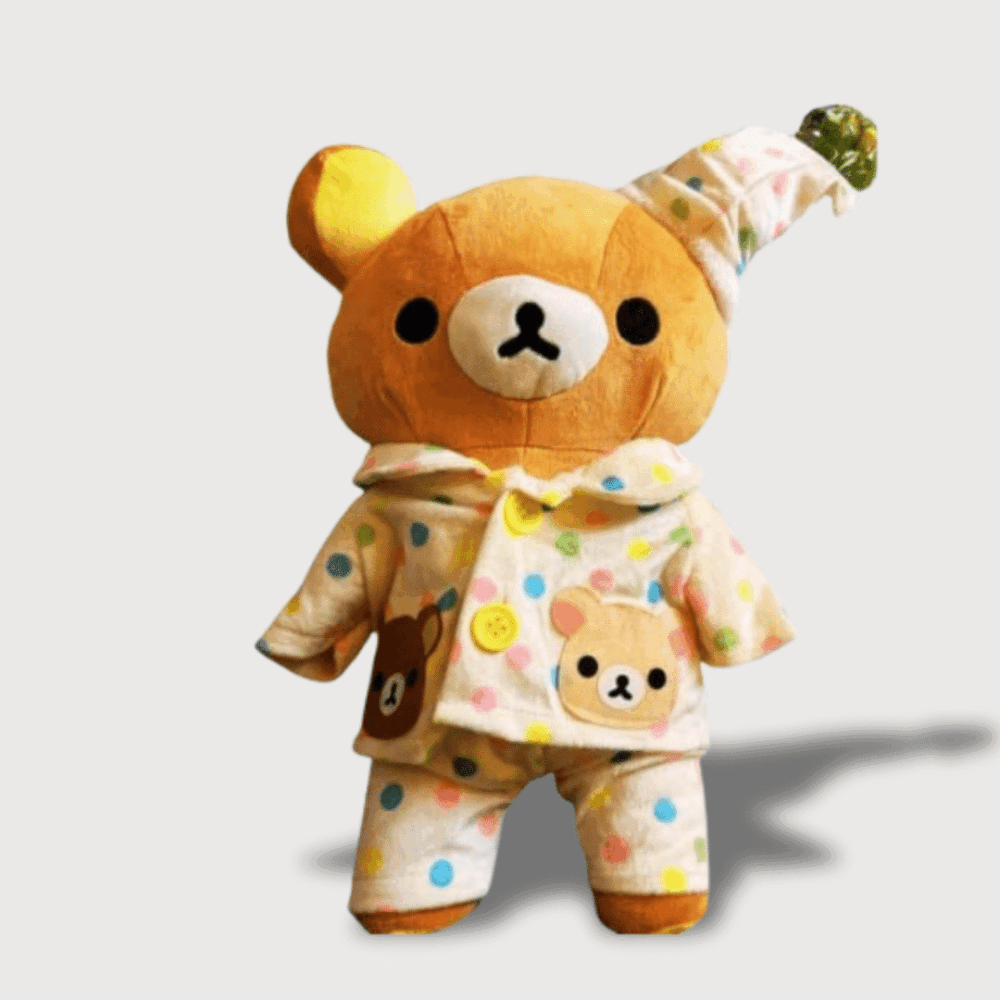 Doudou Nounours Pyjama Japonais : Un doudou nounours vêtu d'un pyjama à pois coloré avec un bonnet assorti.