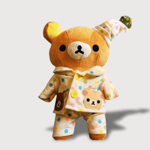 Doudou Nounours Pyjama Japonais : Un doudou nounours vêtu d'un pyjama à pois coloré avec un bonnet assorti.