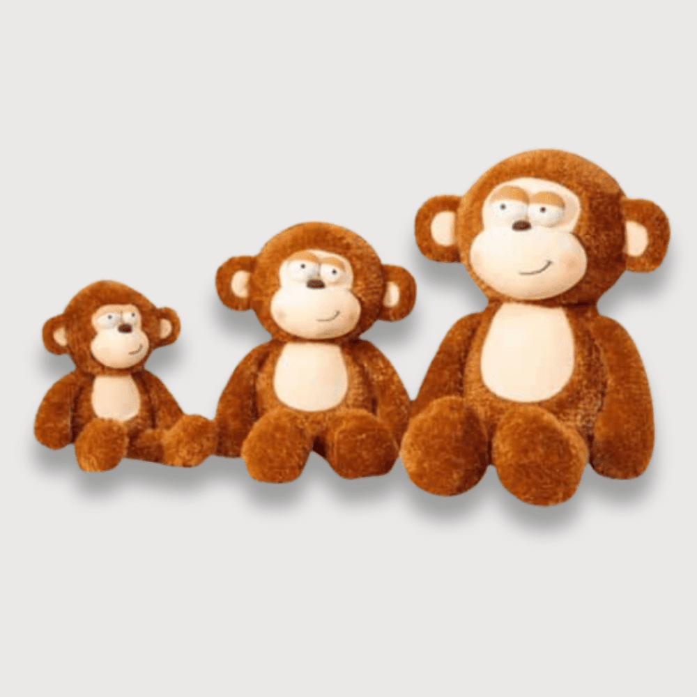 Doudou Singe Moelleux avec trois singes marrons assis de différentes tailles.
