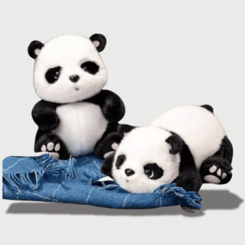 Doudou Panda Trop Mignon 23 cm : Deux adorables petits pandas, l’un assis et l’autre allongé sur un drap bleu, avec un regard attendrissant, de grosses pattes et un pelage tout doux.