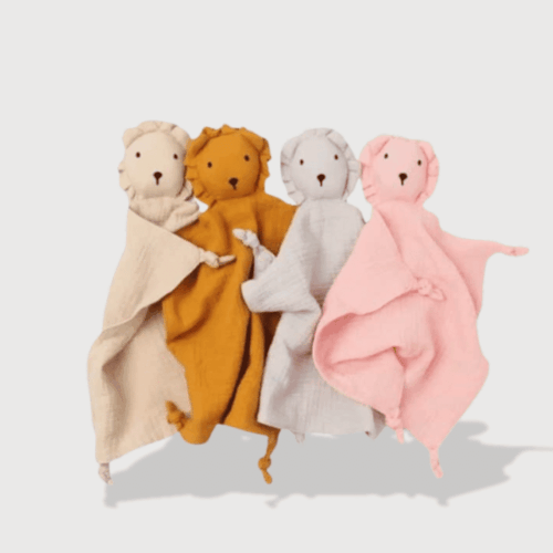 Doudou Lion Mouchoir 30 cm : Ensemble de quatre doudous lions en tissu, beige, moutarde, gris et rose, avec une crinière douce.