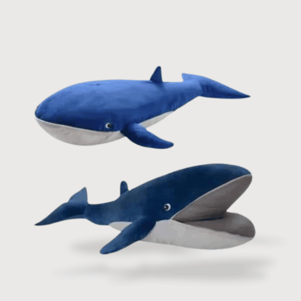 Doudou Baleine Bleu, deux doudous baleines bleues, l’une avec la bouche fermée et l’autre grande ouverte.