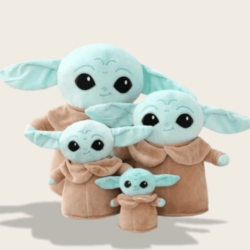 Doudou Disney Yoda Star Wars : Ensemble de quatre doudous Yoda verts avec une cape marron.