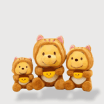 Doudou Winnie Déguisé En Écureuil avec un costume brun tenant un pot de miel.