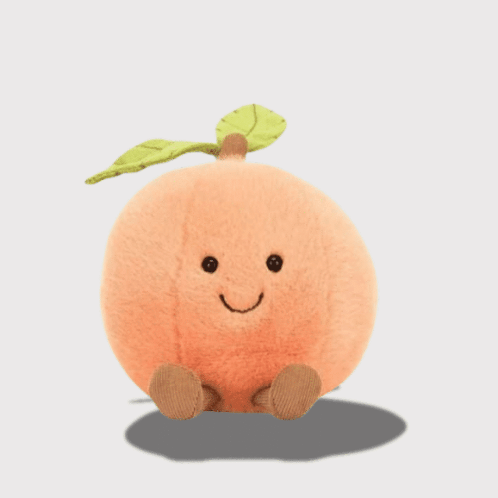 Doudou Bébé Pêche de 14 cm : Un doudou pêche rond de couleur orangée, avec un petit sourire, des feuilles vertes sur la tige et des pieds marron.