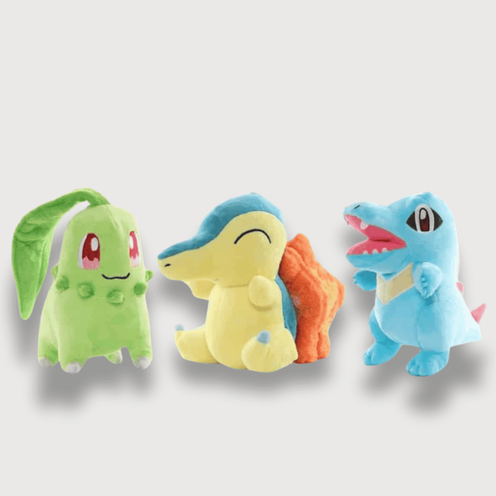 Doudou Pokemon de Départ: Germignon, Héricendre et Kaiminus : Trois doudous, un Germignon vert avec une feuille, un Héricendre jaune et bleu avec une crête enflammée, et un Kaiminus bleu avec une grande bouche ouverte.