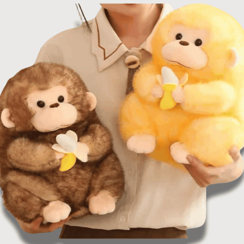 Doudou Singe Doux et Mignon : Deux doudous singes dodus, marron et jaune, tenant une banane.