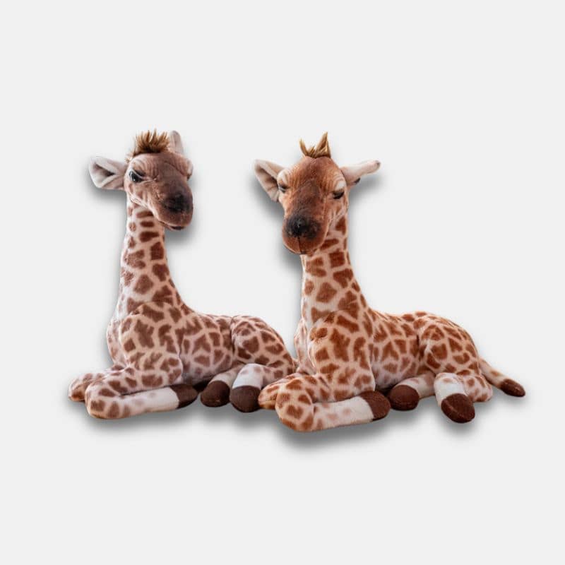 Peluche Girafe Allongée marron foncé et marron clair qui sont assis
