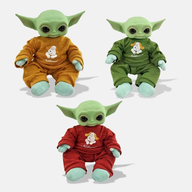 Peluche Star Wars Grogu en Pyjama jaune moutarde, vert et rouge, mini peluche grogu du star wars